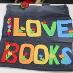 Torba na książki wykonana ze starych spodni jeansowych z kolorowym napisem LOVE BOOKS