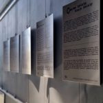 Plansze wystawiennicze pod tytułem Norwid wiszą na ścianie w galerii.