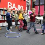 Grupa dzieci bawi się hula hop.
