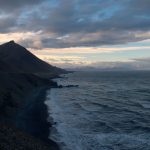 Islandzki krajobraz góry i morze