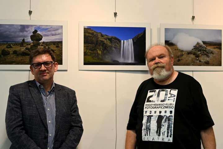 Wystawa pt. "Trzeci dzień stworzenia. Islandia": Autorzy zdjęć pozują na tle prac