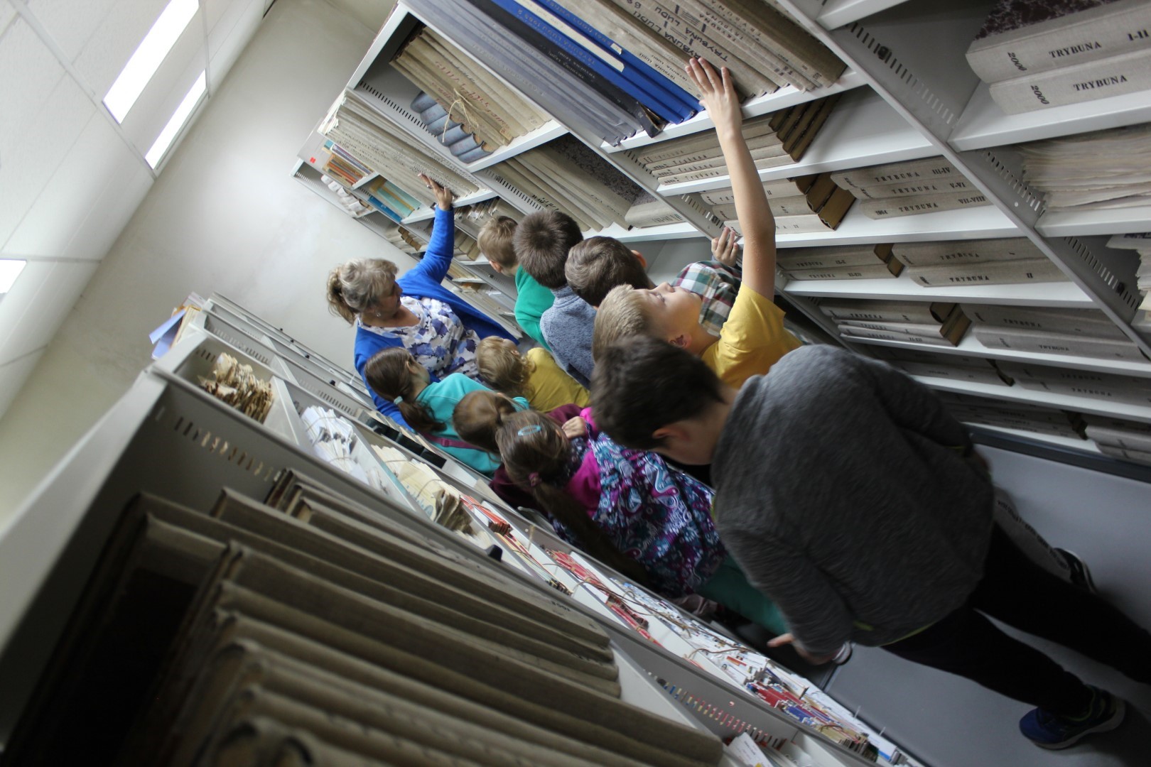 Dzieci zwiedzają magazyn biblioteki