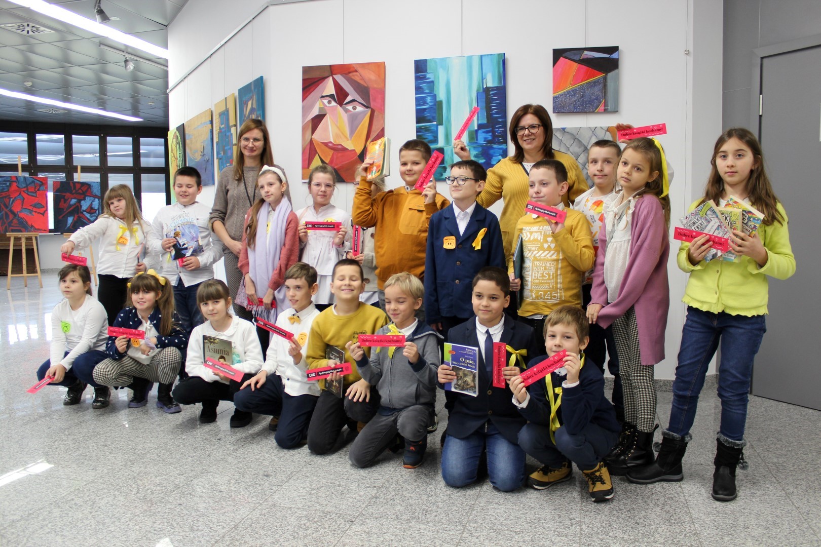 Zdjęcie zbiorowe uczestników spotkania Dyskusyjnego Klubu Książki dla dzieci i Młodzieży w galerii NOVA ChBP
