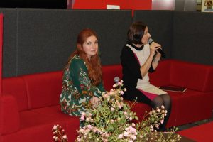 Magdalena Kordel i prowadząca spotkanie