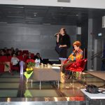 Uczestnicy spotkania z Anną Nazar. Na scenie prowadząca i autorka.