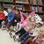 Pomieszczenie biblioteki: Dzieci zasłuchane