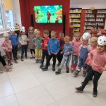Pomieszczenie biblioteki: Dzieci tańczą