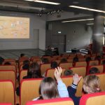 W sali widowiskowej biblioteki prelekcja z psychologiem dla dzieci i młodzieży