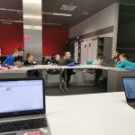Klub Młodego Programisty. Przy stołach siedzą dzieci, które tworzą na laptopach prace w programie Scratch Junior