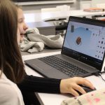 Klub Młodego Programisty. Dzieci na laptopie tworzą modele 3d