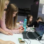 Klub Młodego Programisty. Dzieci siedzą przy stole, na laptopach podłączonych do płytki micro:bit