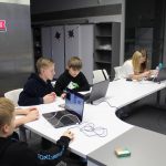 Klub Młodego Programisty. Dzieci siedzą przy stole, na laptopach podłączonych do płytki micro:bit