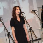 Koncert muzyczno-poetycki pt. "Słuchajcie głosu poety": wykonawczyni śpiewa