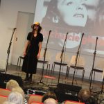 Koncert muzyczno-poetycki pt. "Słuchajcie głosu poety": wykonawczyni śpiewa