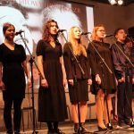 Uczestnicy koncertu "Słuchajcie głosu poety"