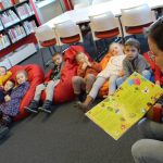 Wypożyczalnia dla dzieci biblioteki . Dzieci siedzą wokół Pani bibliotekarki , która pokazuje książkę