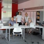 Kursanci i pracownik biblioteki w trakcie zajęć Cybersenior