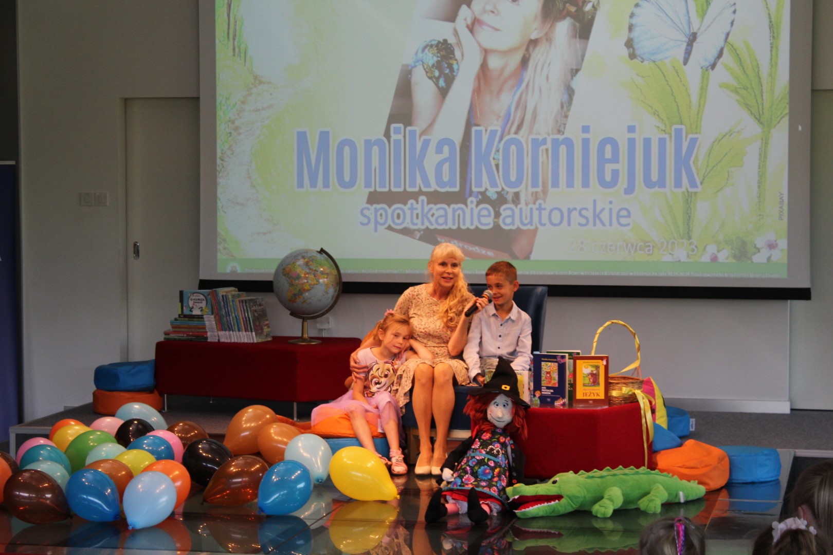Spotkanie autorskie z Moniką Korniejuk w sali widowiskowej biblioteki