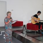 Anna Nazar czyta wiersz Kazimierza Kawy Obok Jacek Kawa w przerwie koncertu gitarowego