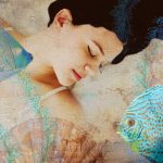 Kolaż ze śpiącą kobietąi niebieską rybą
