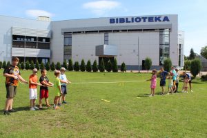 Dzieci na tle biblioteki