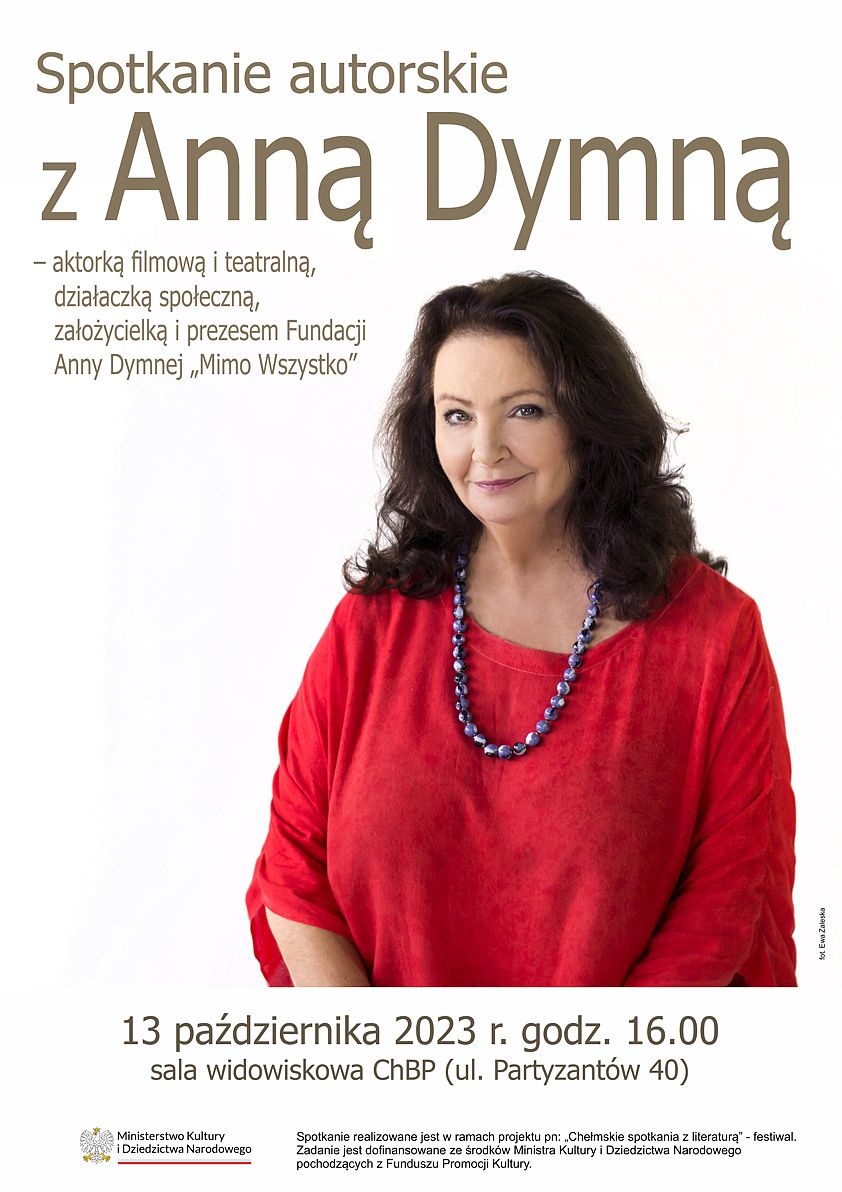 Plakat promujący spotkanie z Anną Dymną. Na plakacie uśmiechnięta aktorka w czerwonej sukience