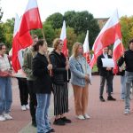 Rekonstrukcja wydarzeń Wolności oddać nie umiem przed budynkiem Biblioteki w wykonaniu młodzieży chełmskich szkół oraz grupy rekonstrukcyjnej