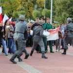 Rekonstrukcja wydarzeń Wolności oddać nie umiem przed budynkiem Biblioteki w wykonaniu młodzieży chełmskich szkół oraz grupy rekonstrukcyjnej