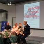 Prelegenci konferencji Wolności oddać nie umiem, na scenie sali widowiskowej biblioteki