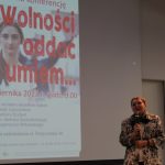 Prelegentka konferencji Wolności oddać nie umiem, na scenie sali widowiskowej biblioteki