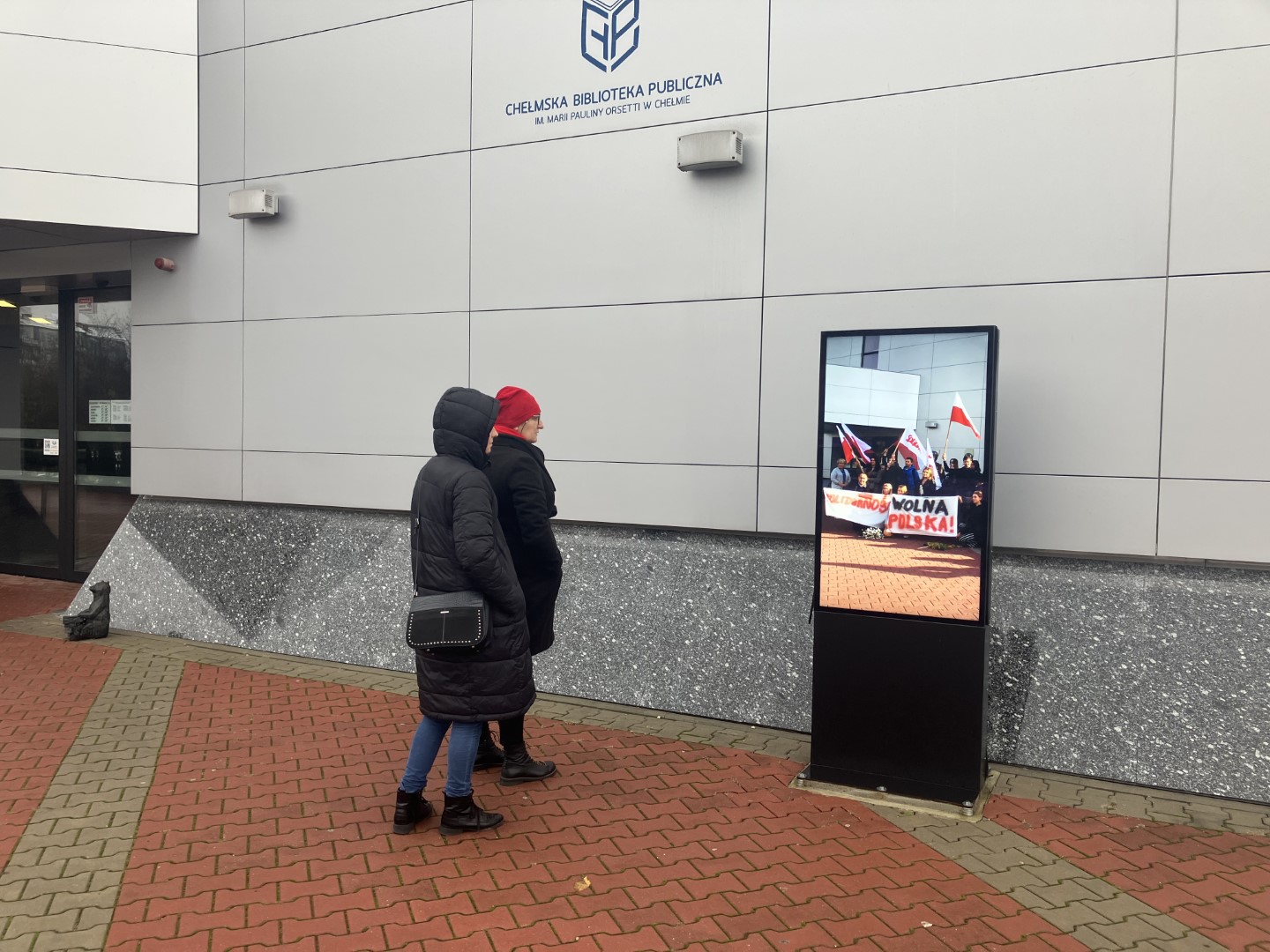 Wystawa interaktywna wyświetlana przed budynkiem biblioteki zrealizowana w ramach projektu Tożsamość narodowa a świadomość polityczna w Chełmie, lata 80. w Chełmie