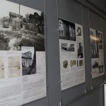 Plansze wystawy Życie i Zagłada chełmskich Żydów w 80. rocznicę „likwidacji” getta w Chełmie ustawione w holu biblioteki