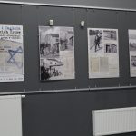 Plansze wystawy Życie i Zagłada chełmskich Żydów w 80. rocznicę „likwidacji” getta w Chełmie ustawione w holu biblioteki