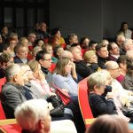 Widzowie na spotkaniu z Aleksandrem Kwaśniewskim w bibliotece