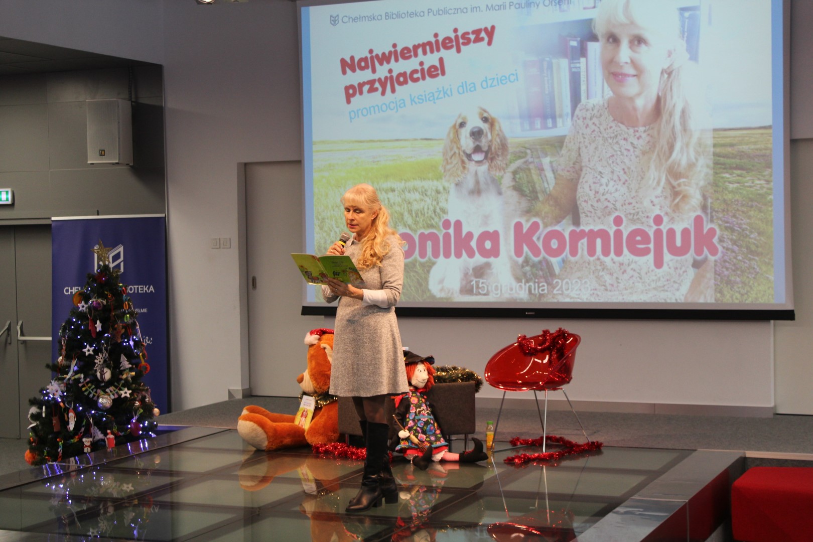 Spotkanie autorskie z Moniką Korniejuk w sali widowiskowej biblioteki