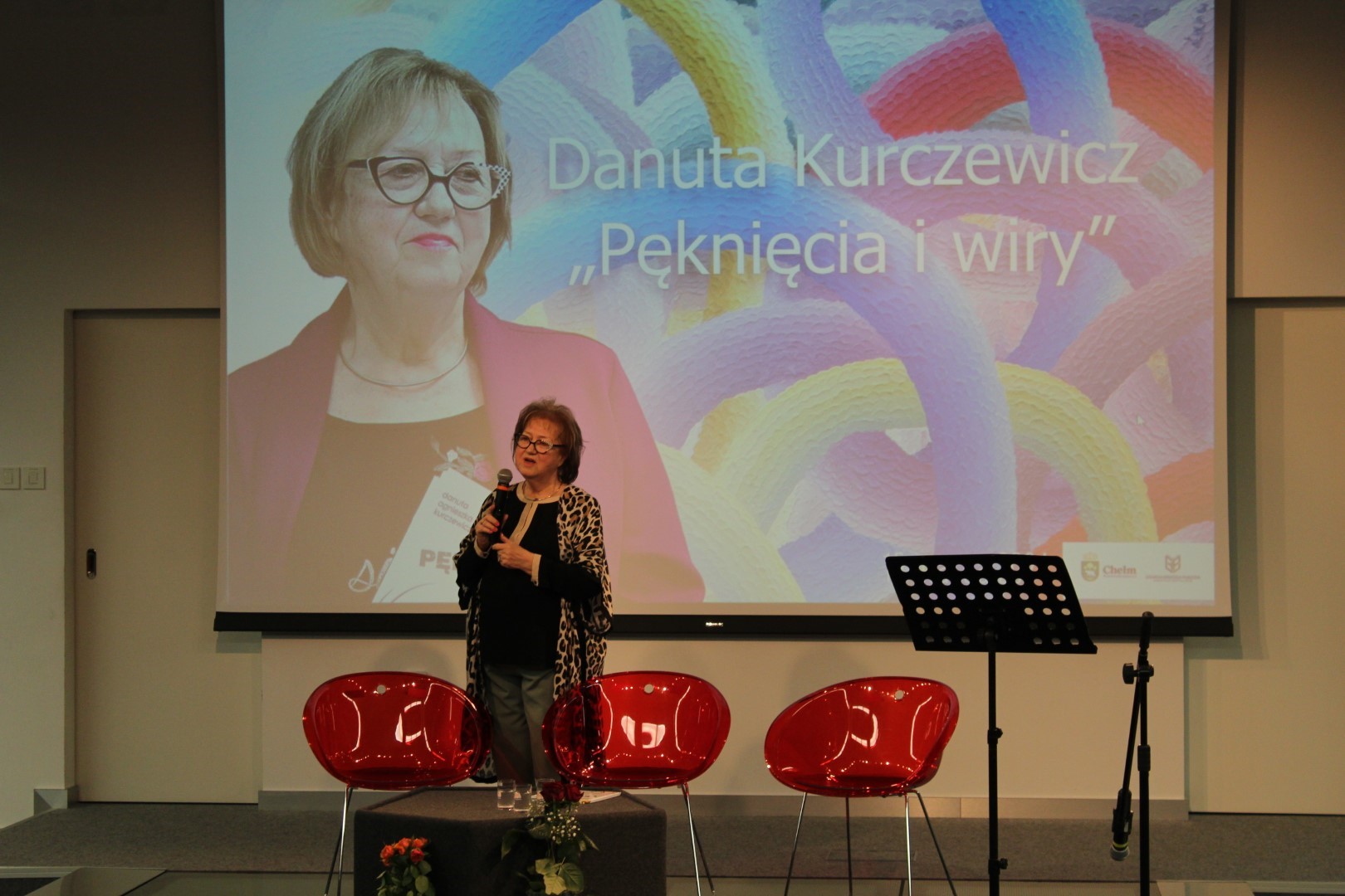Promocja tomiku poetyckiego „Pęknięcia i wiry” Danuty Kurczewicz, towarzysząca wernisażowi prac plastycznych