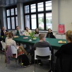 Spotkanie Dyskusyjnego Klubu Książki dla Dzieci i Młodzieży w sali seminaryjnej biblioteki