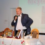 uczestnicy spotkania promocji książki Krzysztofa Kołtuna na scenie sali widowiskowej