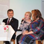 uczestnicy spotkania promocji książki Krzysztofa Kołtuna na scenie sali widowiskowej