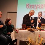 uczestnicy spotkania promocji książki Krzysztofa Kołtuna na scenie sali widowiskowej