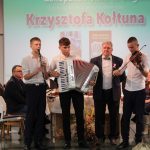 uczestnicy spotkania promocji książki Krzysztofa Kołtuna na scenie sali widowiskowej