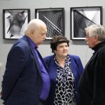 Uczestnicy wernisażu Oganesa Kazariana w Galerii Nova biblioteki