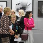 Uczestnicy wernisażu Oganesa Kazariana w Galerii Nova biblioteki