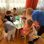 Uczestnicy zadania Książka i sport w budynku przedszkola