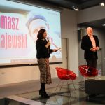 Uczestnicy zadania Książka i sport w budynku biblioteki
