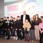 Uczestnicy zadania Książka i sport w budynku biblioteki