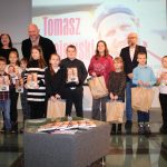 Uczestnicy zadania Książka i sport w budynku biblioteki