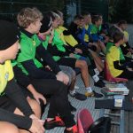 Uczestnicy zadania Książka i sport na trybunach boiska szkolnego