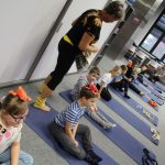 Uczestnicy zadania Książka i sport w budynku biblioteki