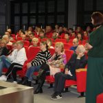 Uczestnicy zadania Książka i sport w budynku biblioteki